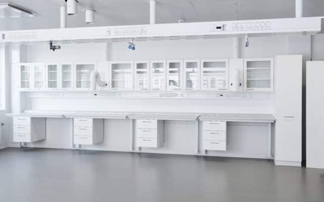Laboratorieindretning ved Novo Nordisk - Hæve-/sænkeborde, punktsug, overskabe, underskabe